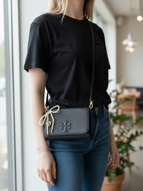 Tory Burch Elegant Black Leather Crossbody Bag - Picture 3 of 17